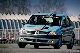   Renault Logan. :  