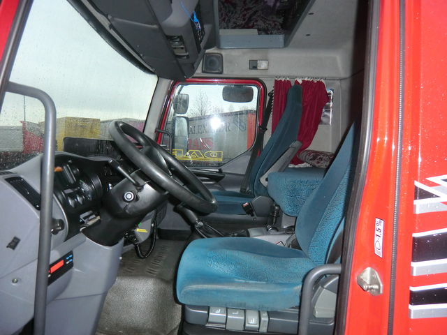 Европейские грузовики DAF LF 45.220 E12 интерьер кабины