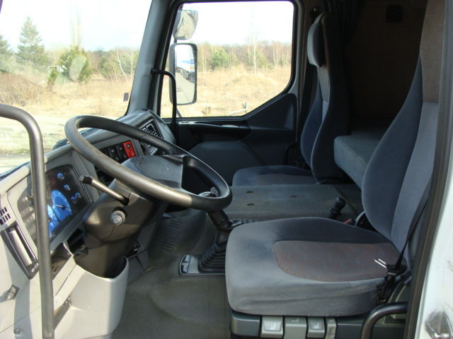 Европейские грузовики RENAULT PREMIUM 320 DCI интерьер кабины 