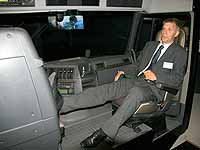 Кресло напарника разворачивается на 90º и из него удобно смотреть ЖК-ТВ, расположенный слева от водителя Volvo FH16, Вольво FH16