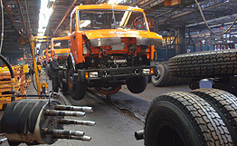 Российский производитель грузовиков КАМАЗ возобновляет работу после трехнедельной остановки