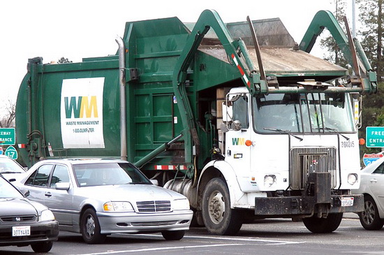 Стандартный мусоровоз с передней загрузкой в Сан-Хосе, Калифорния